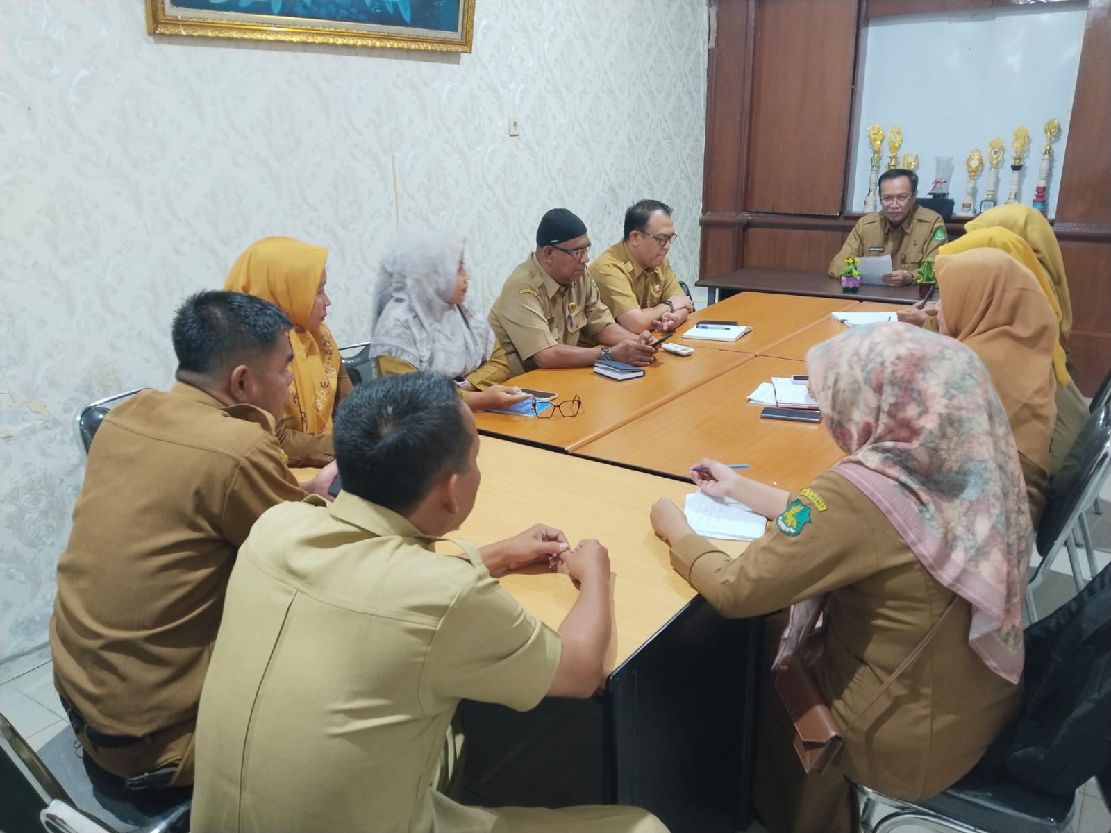 Rapat evaluasi terkait ombudsman di ruang VIP dinas sosial P3A